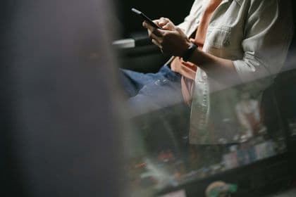 iemand dat op zijn smartphone zit