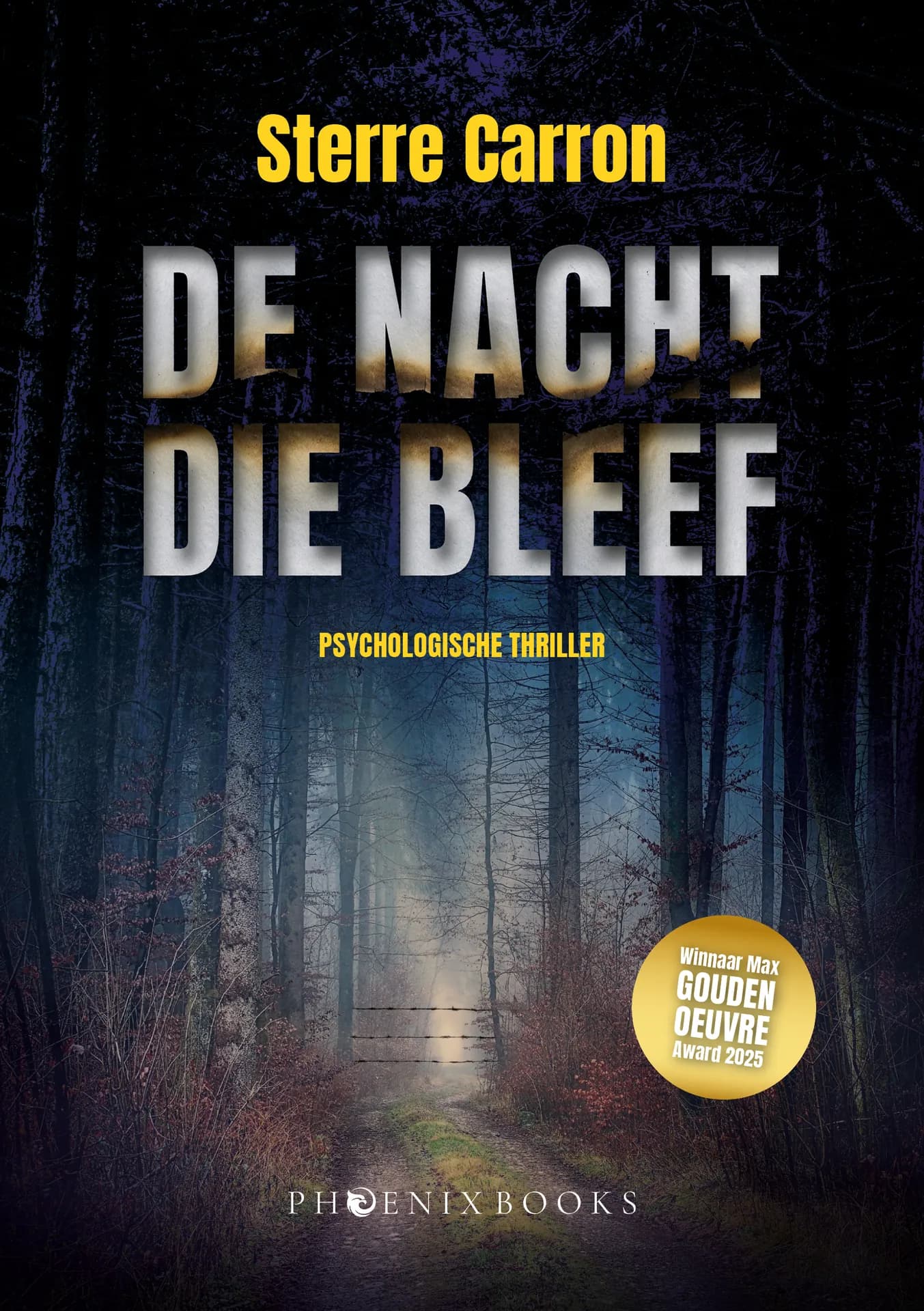 Book cover of "De Nacht Die Bleef" by Sterre Carron; forest path with mist, award sticker for Max Gouden Oeuvre 2025, published by Phoenix Books.