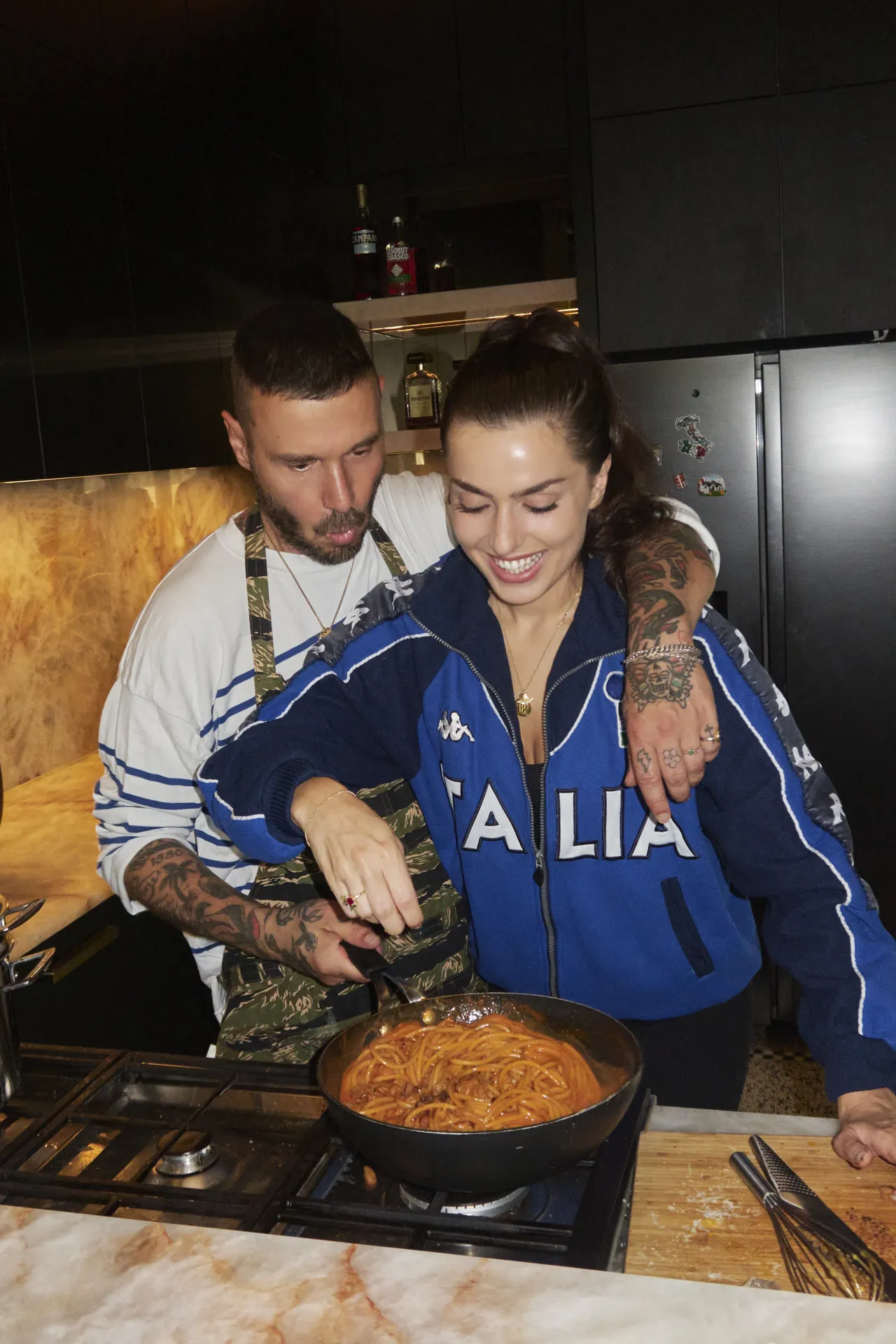 Coverbeeld Olga en Giancarlo die samen aan het koken zijn