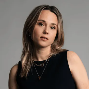 Portretfoto van blonde vrouw in zwarte top.